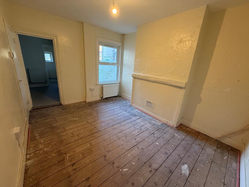Lot: 59 - MID-TERRACE HOUSE IN NEED OF IMPROVEMENT - Dining room